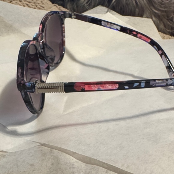 ⚡️4/$15 Floral Fiesta 🪅 Elle sunglasses with a floral-patterned frame. - Picture 4 of 12